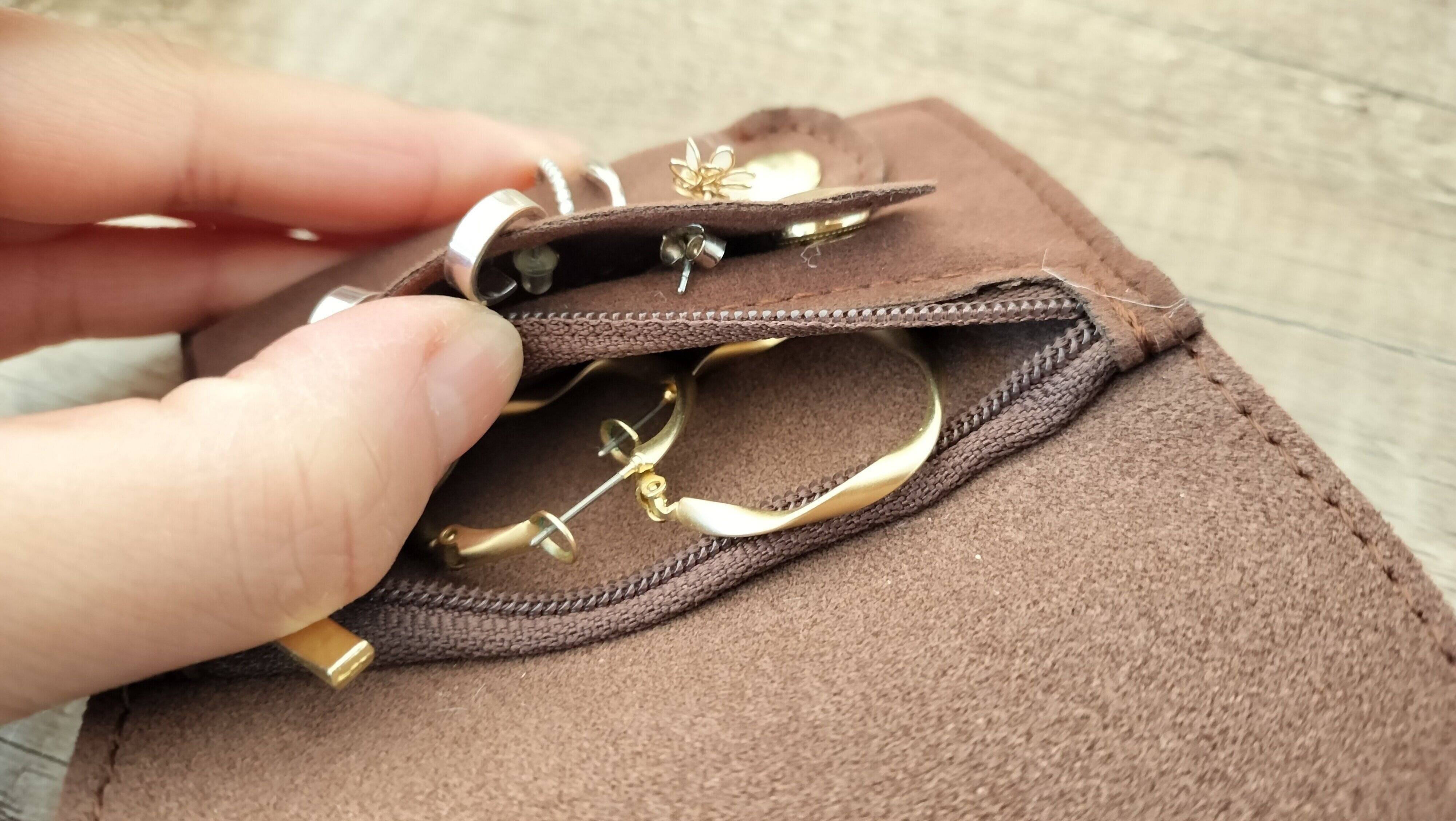 内側にはファスナー付きのポケットがある