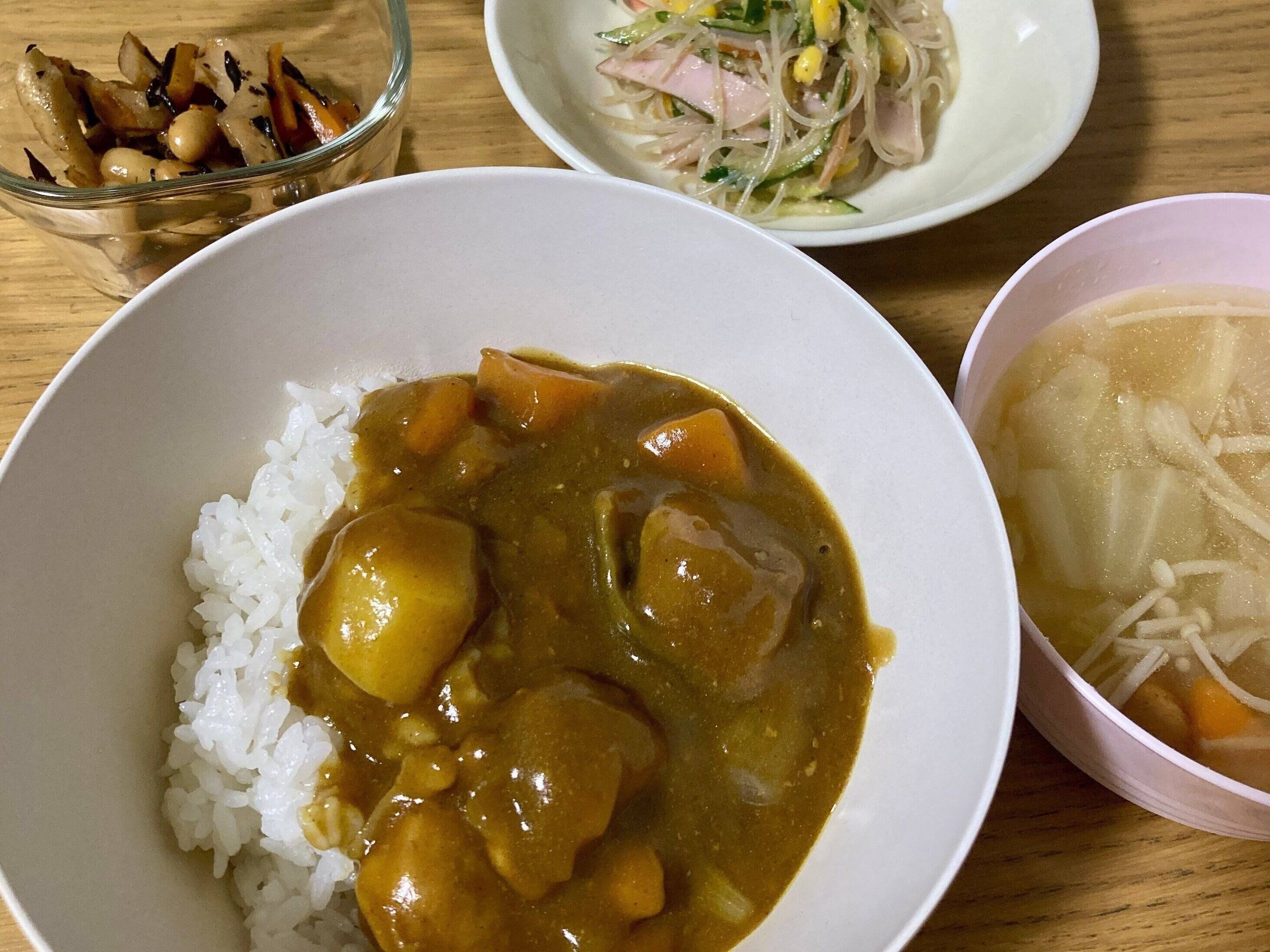 カレーとひじきの煮物と春雨サラダと野菜スープ