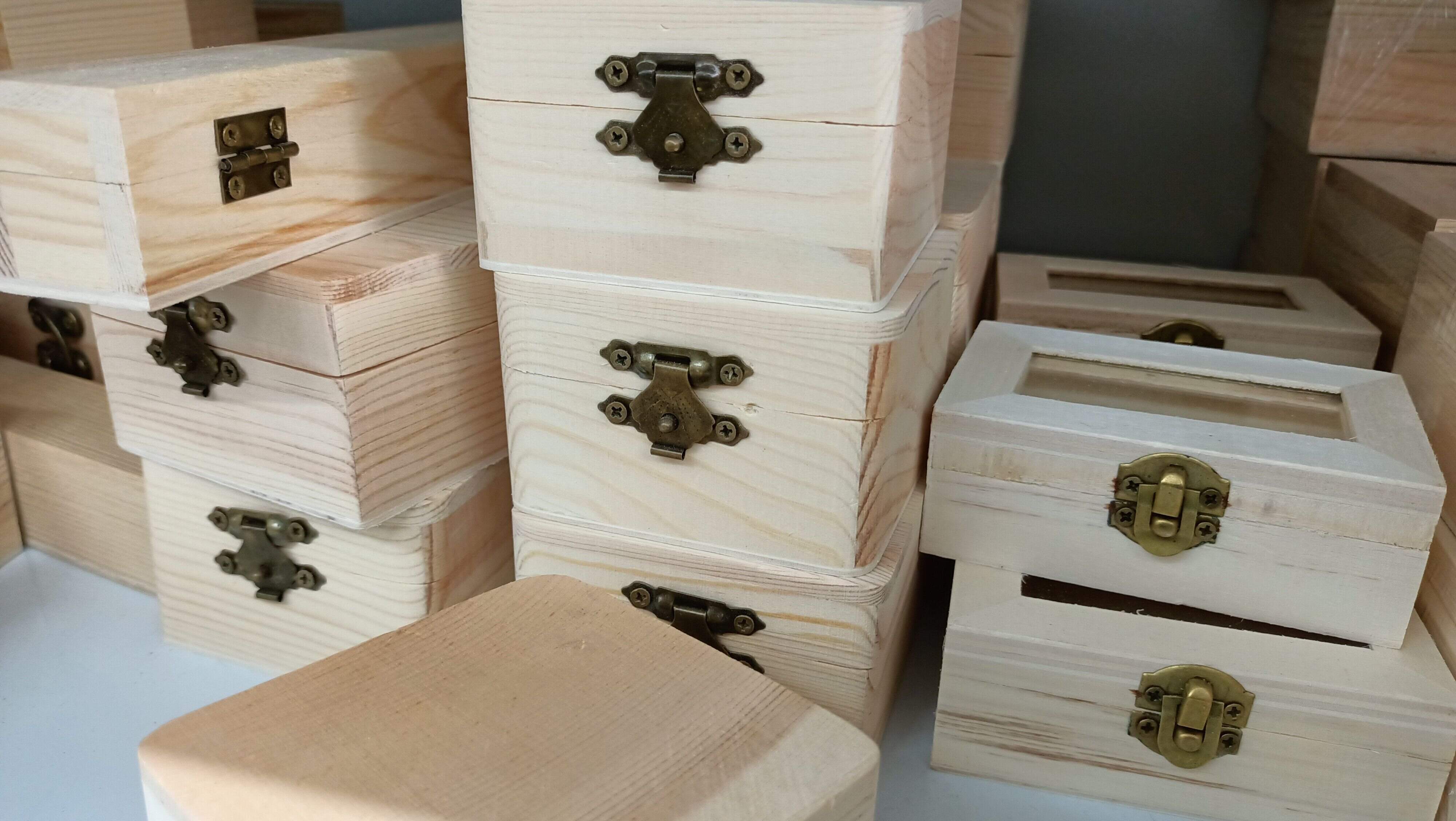 鍵付きの木製の小さな箱が店内のカウンターにあります