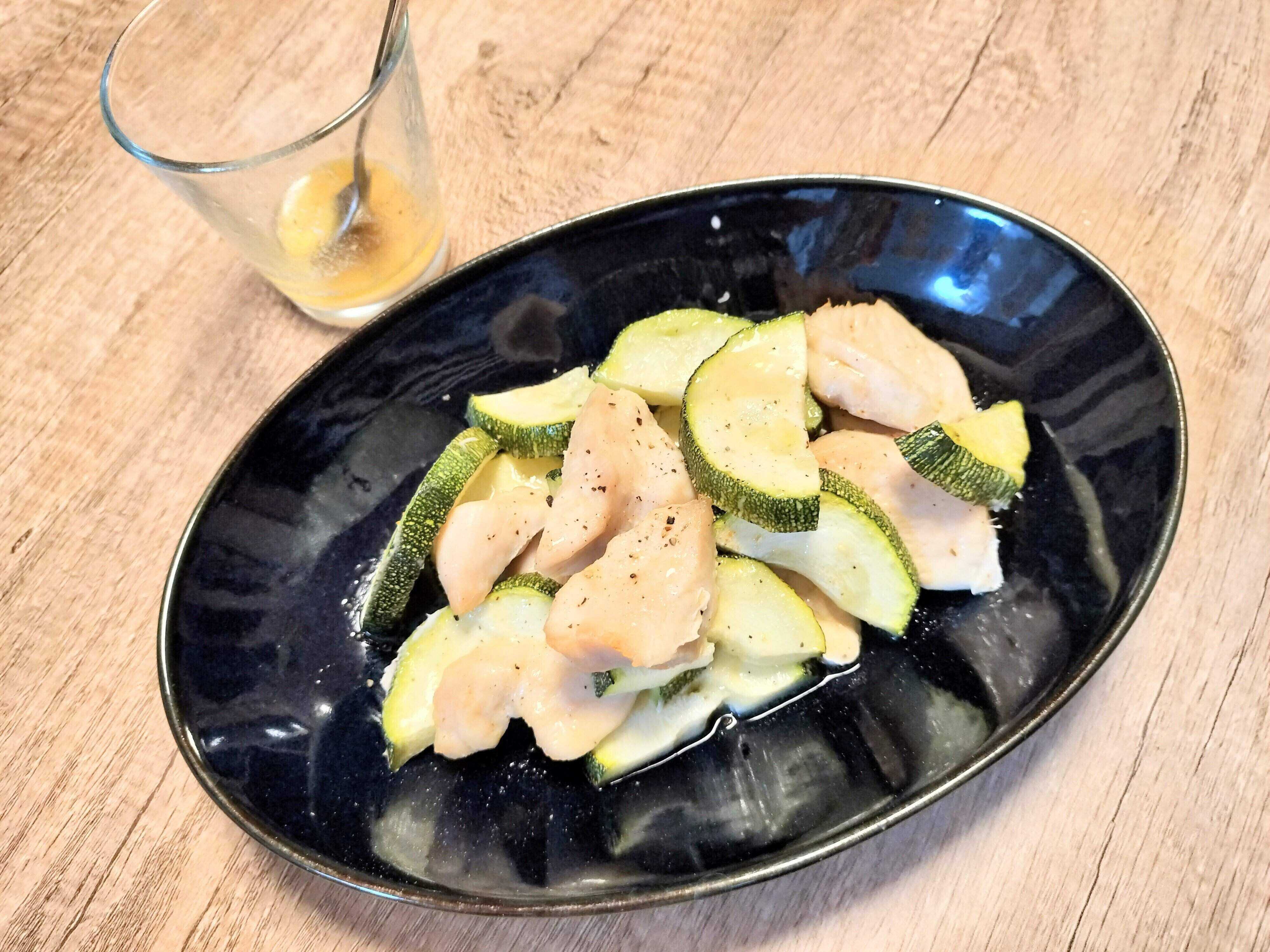 チキンとズッキーニのグリル　ホエイドレッシングかけ