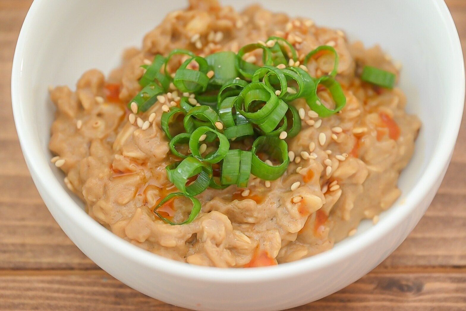 白い皿に盛られたオートミール坦々