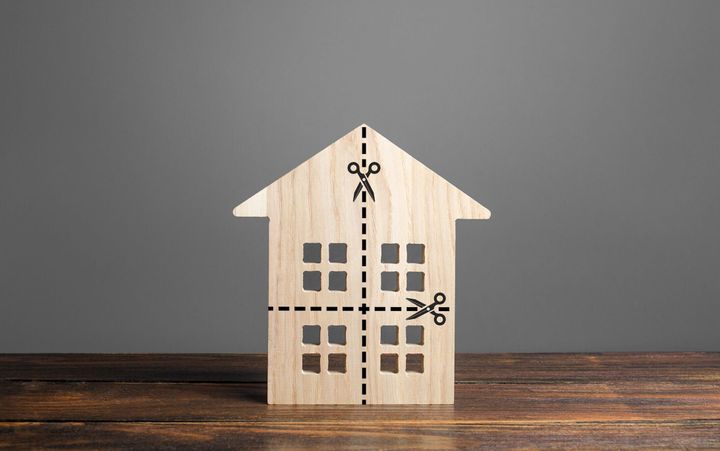 点線で4等分に分けられた住宅の建物。権利の分配。離婚の概念。離婚後の不動産と財産の分割過程をめぐる紛争