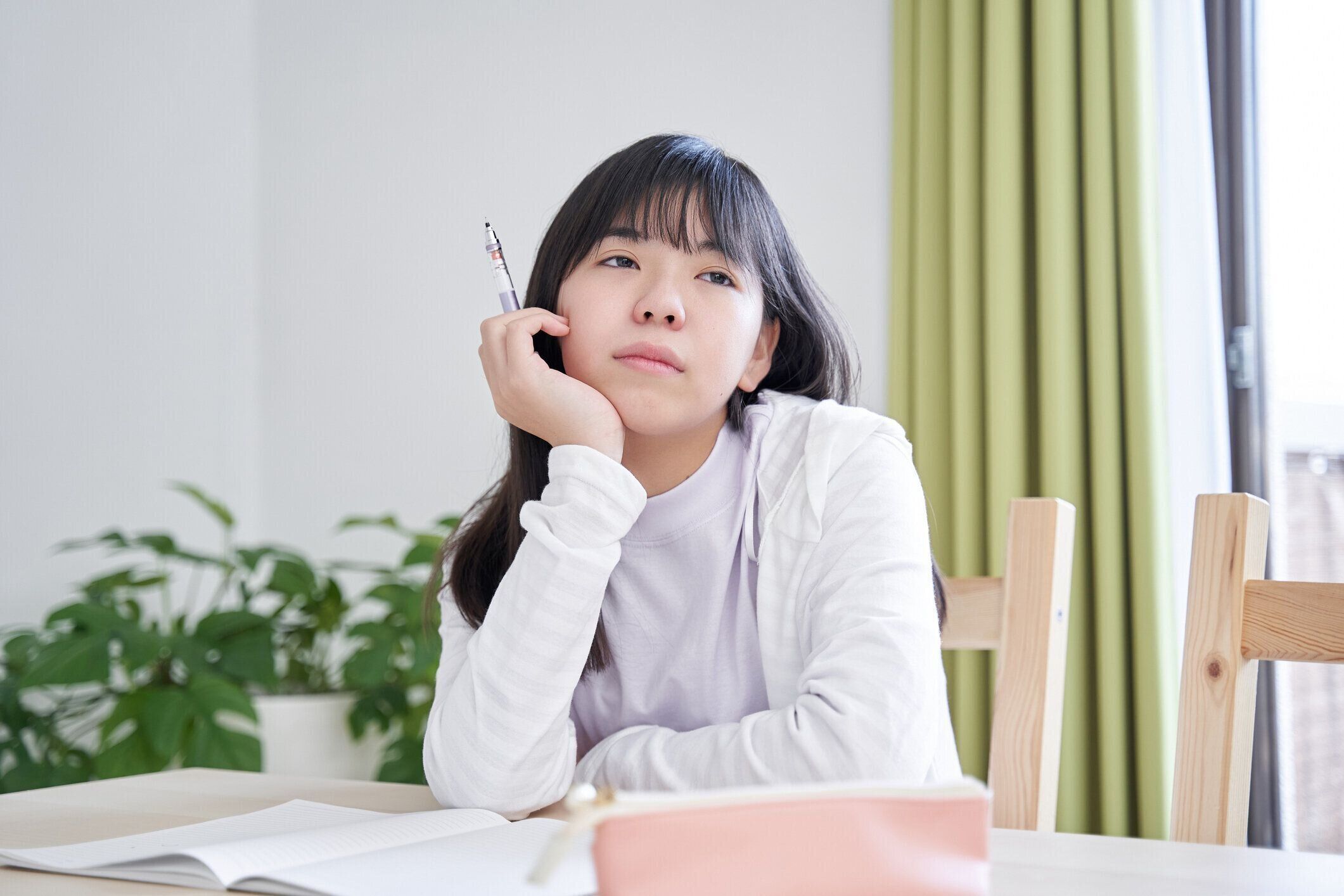 日本の中学生の女の子は、彼女のリビングルームで宿題をする動機を失う