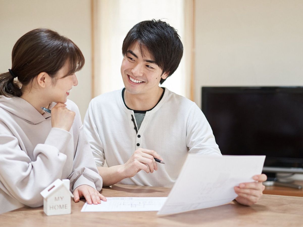 家を買うことを考えているアジアのカップル