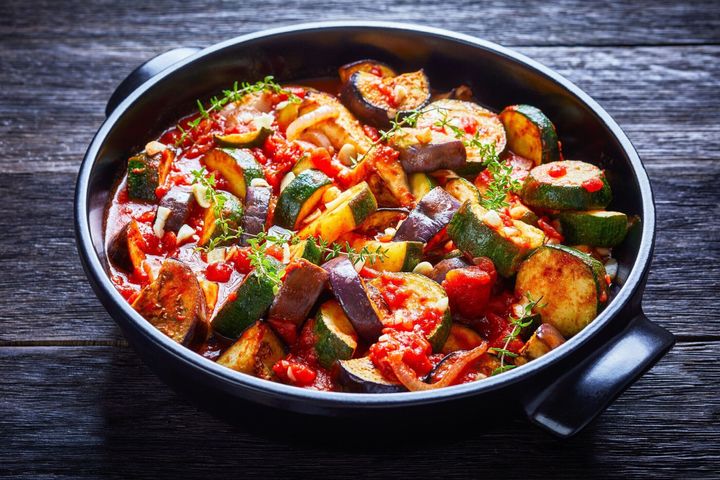 野菜のナス、トマト、ズッキーニトマトソース、ニンニク、ハーブの煮込み