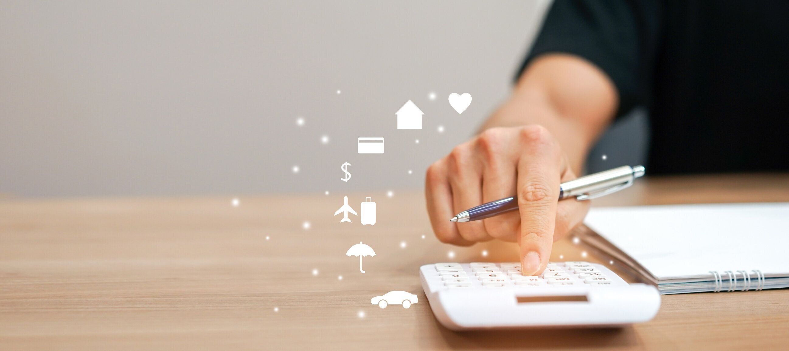 生命保険、住宅ローン、旅行、クレジットカード、貯蓄マネー、都市生活費概念のテーブルなど、毎月の支出を計算するための計算のために電卓を押す父の手を閉じます