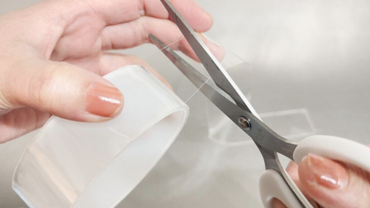 テープを必要な長さに切る