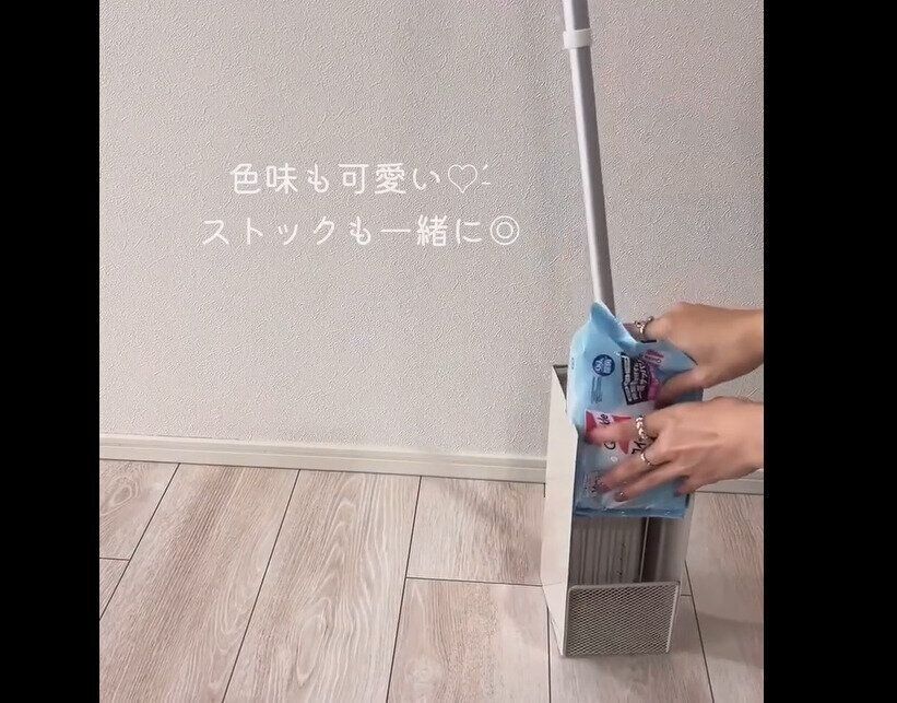 【3COINS】色味がかわいい！床掃除ワイパー収納