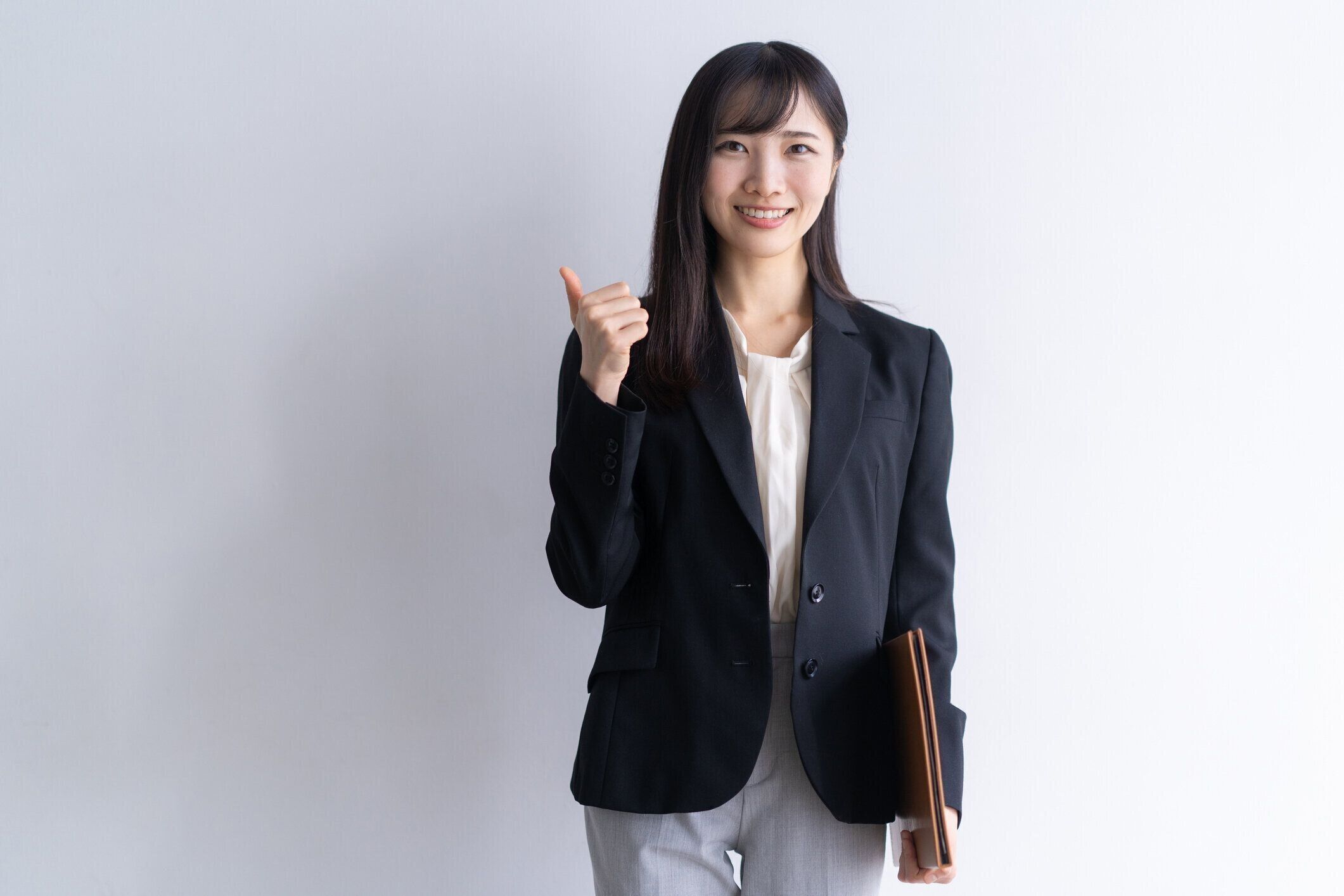 笑顔でポーズをとる日本人女性