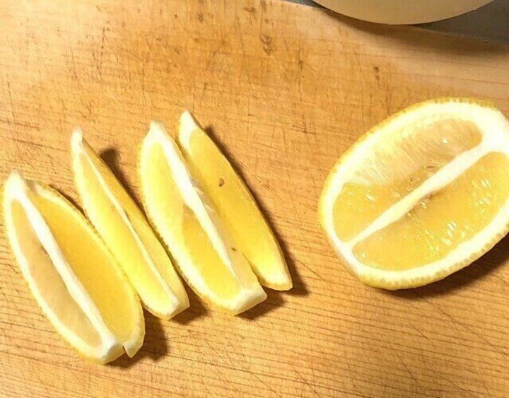 カットしたレモン