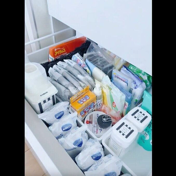 【セリア】秒で伸縮自在！伸縮収納トレー