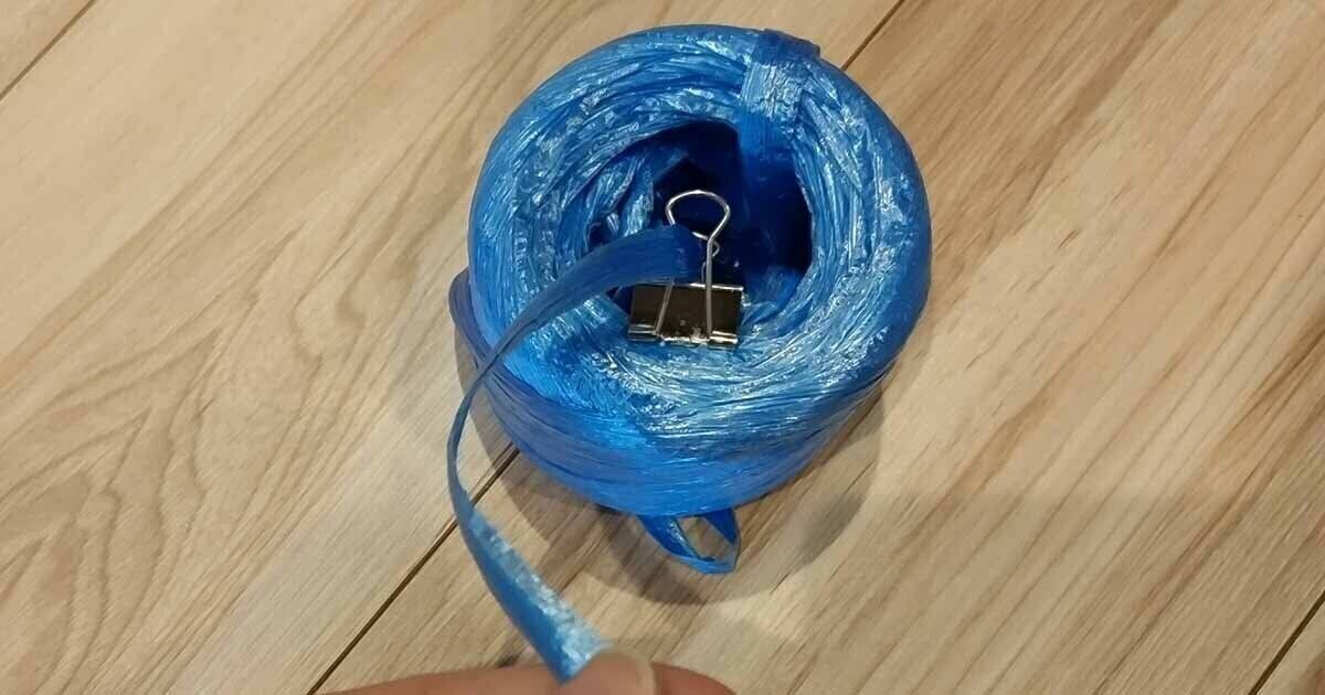 ダブルクリップでまとめられたビニース紐