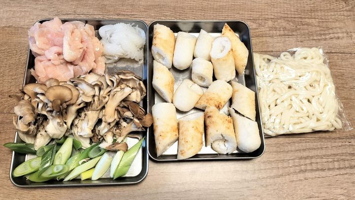 鶏肉、舞茸、ねぎ、きりたんぽ、糸こんにゃく、うどん