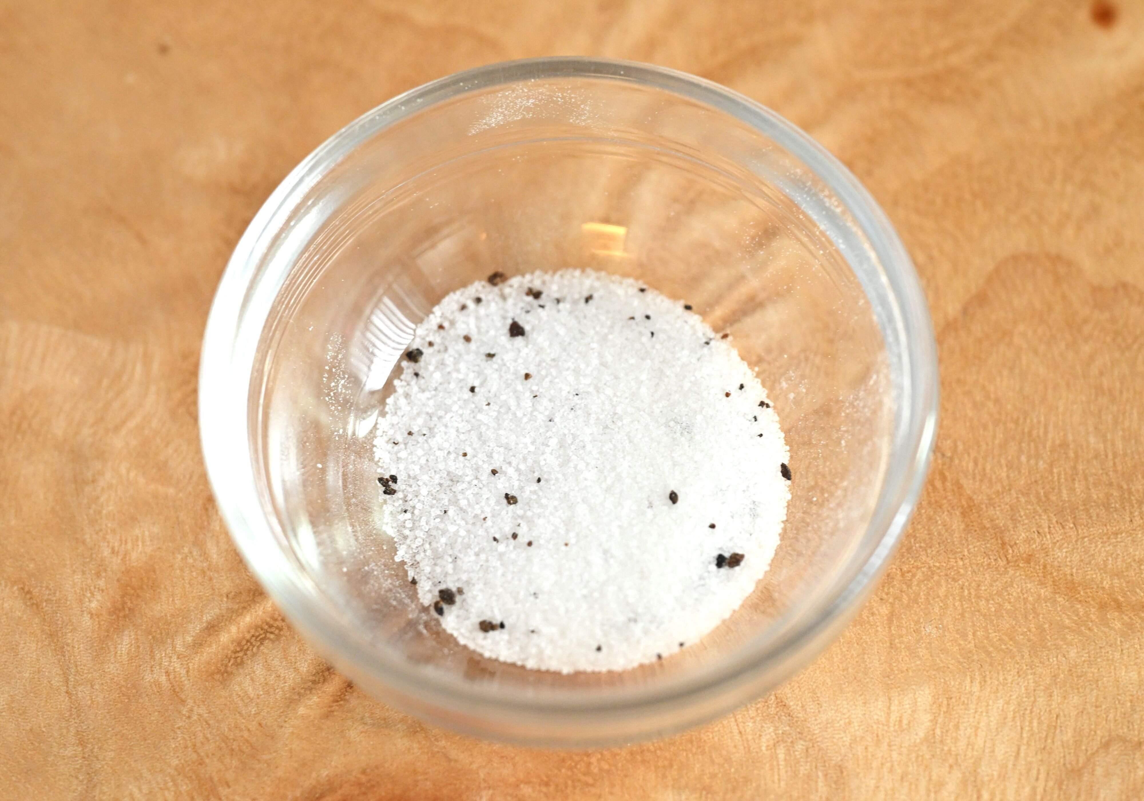 ガラス容器に入ったトリュフソルト