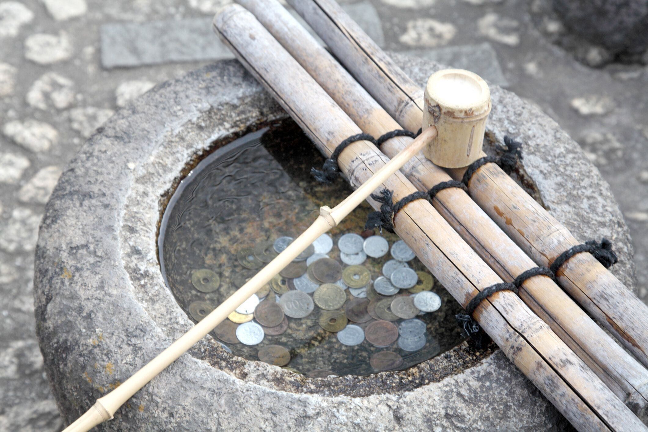 日本の竹ひしゃくと水の花瓶