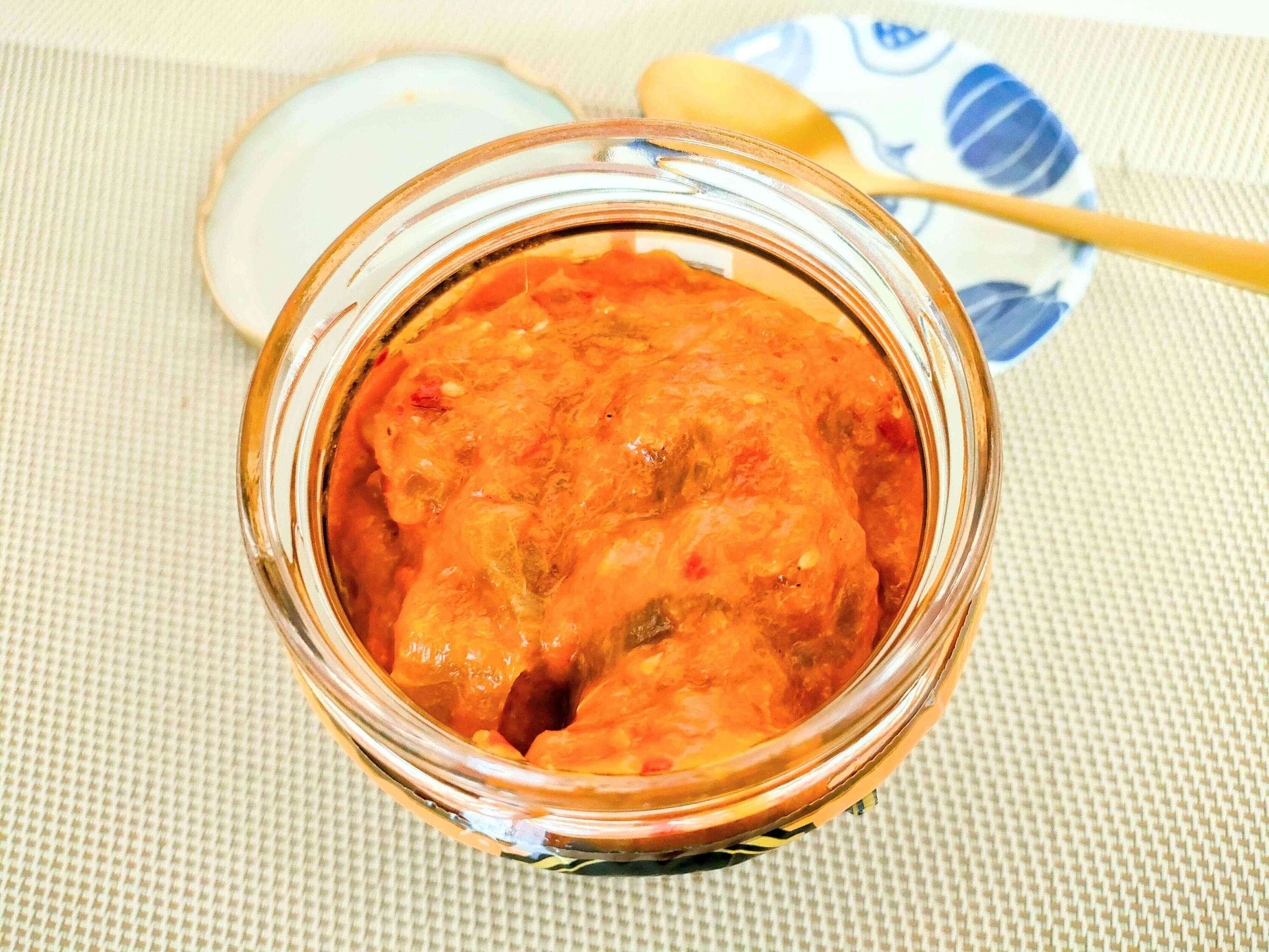 ぶりユッケの瓶の中にはたっぷりと詰まっている