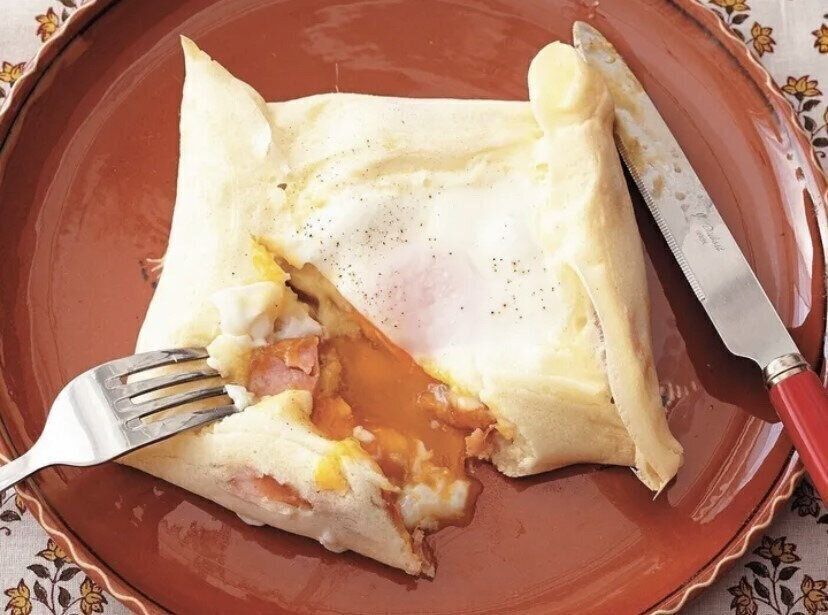 ホケミと牛乳でガレットの皮に♪ソーセージとチーズのガレット