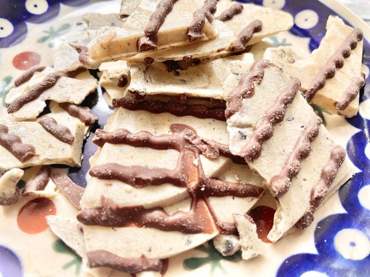 南部せんべいにチョコがかかっている