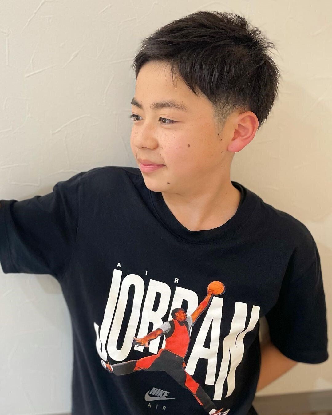 おしゃれ小学生男子の髪型・ヘアカタログ！かき上げ前髪がかっこいいスポーツヘア