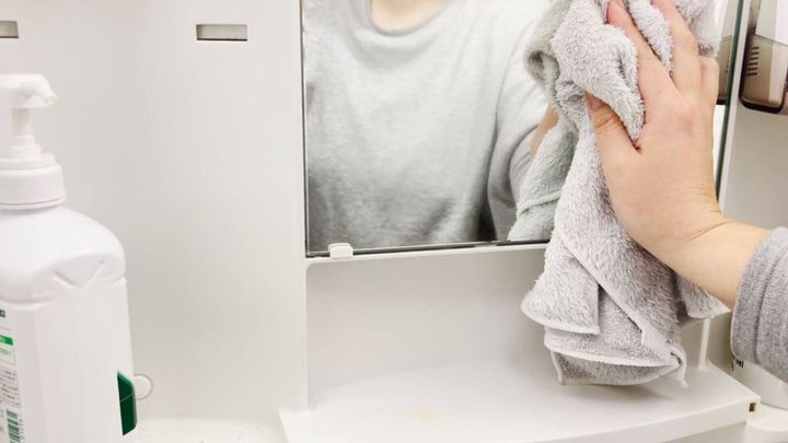 洗濯ついでにタオルで鏡を拭く