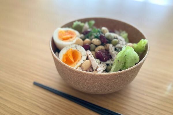無印良品の新商品ヤシの端材を使ったボウルにサラダを盛り付けた使用例