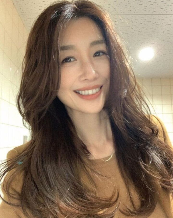 40代女性におすすめロングヘア58選 22最新 おしゃれなヘアカタログで似合う髪型が絶対見つかる サンキュ 40代女性におすすめロングヘア58選 22最新 おしゃれなヘアカタログで似合う髪型が絶対見つかる サンキュ