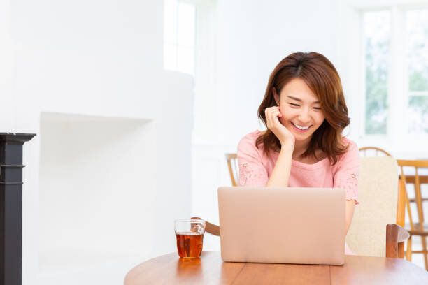 ラップトップを使用してアジアの女性