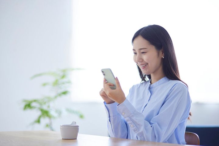 部屋でくつろぐ日本人女性