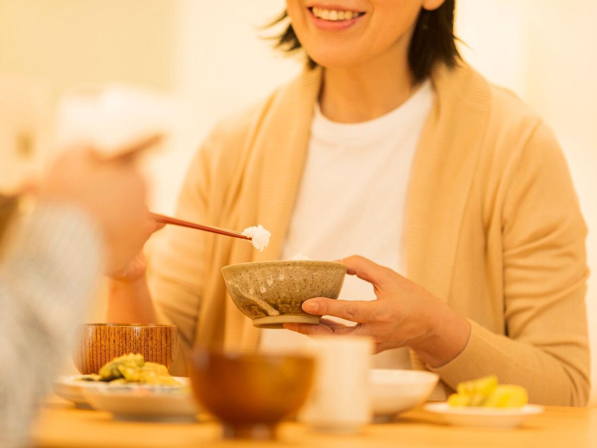 ご飯を食べるシニアカップル