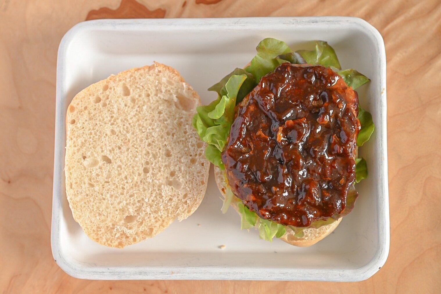 トレーにのったハンバーガー風サンド