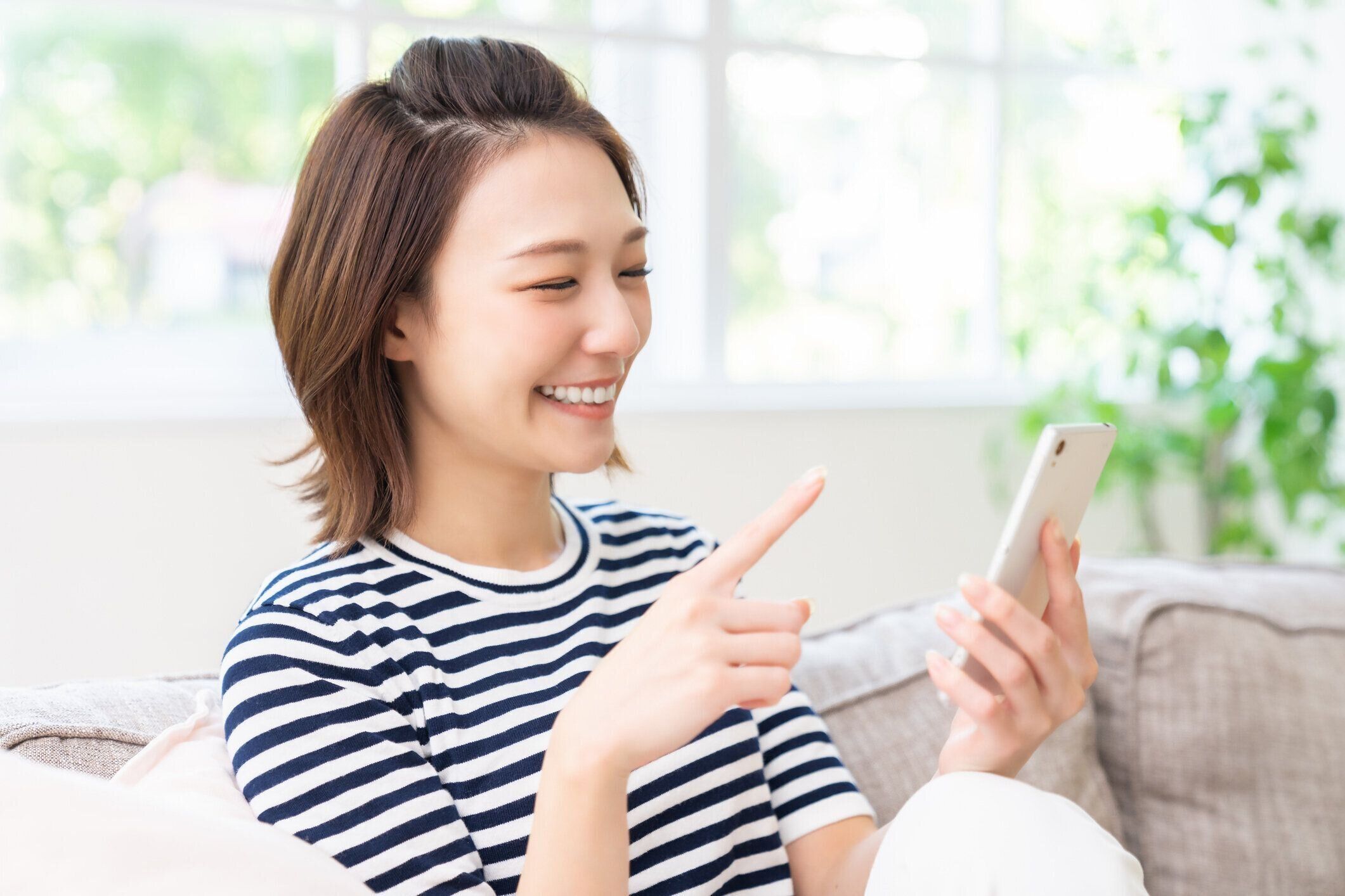 スマートフォンを使用して魅力的なアジアの女性