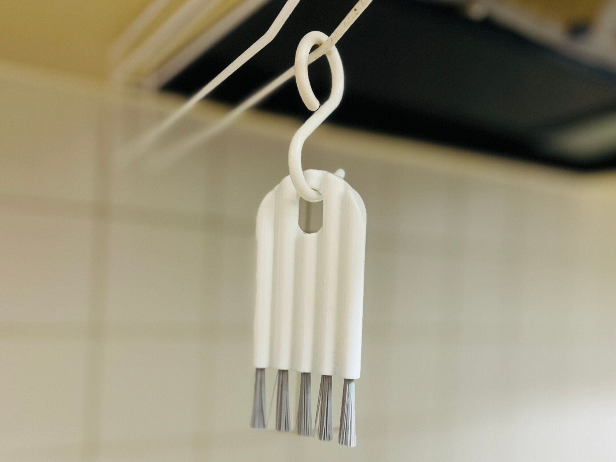 【ダイソー】水筒のフタの内側が洗いにくい問題を一発解決！細かい溝やカーブの部分にもしっかりとブラシが入り込んでくれる優秀ブラシ