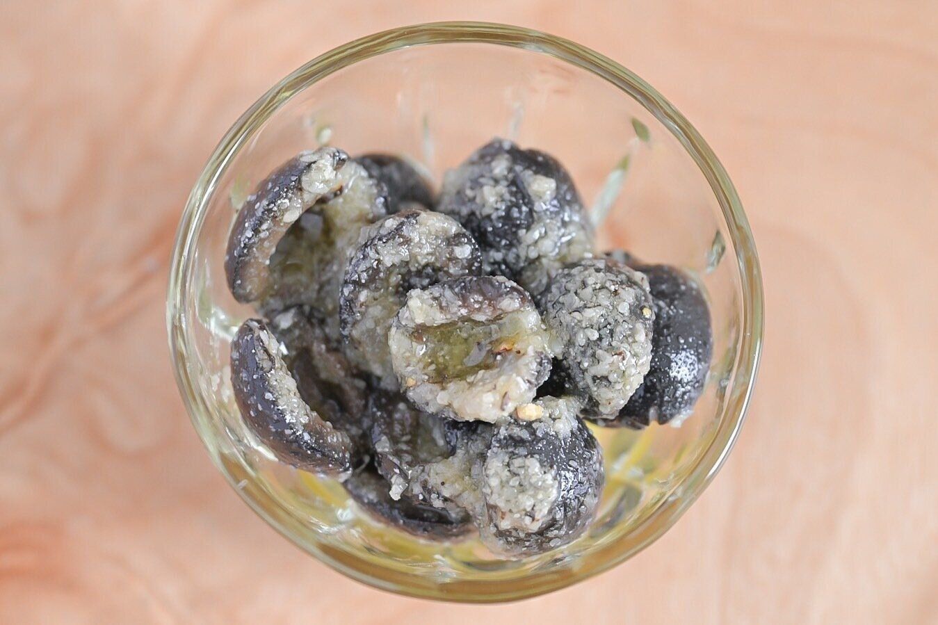 ガラス容器に入ったオリーブの粉チーズ和え