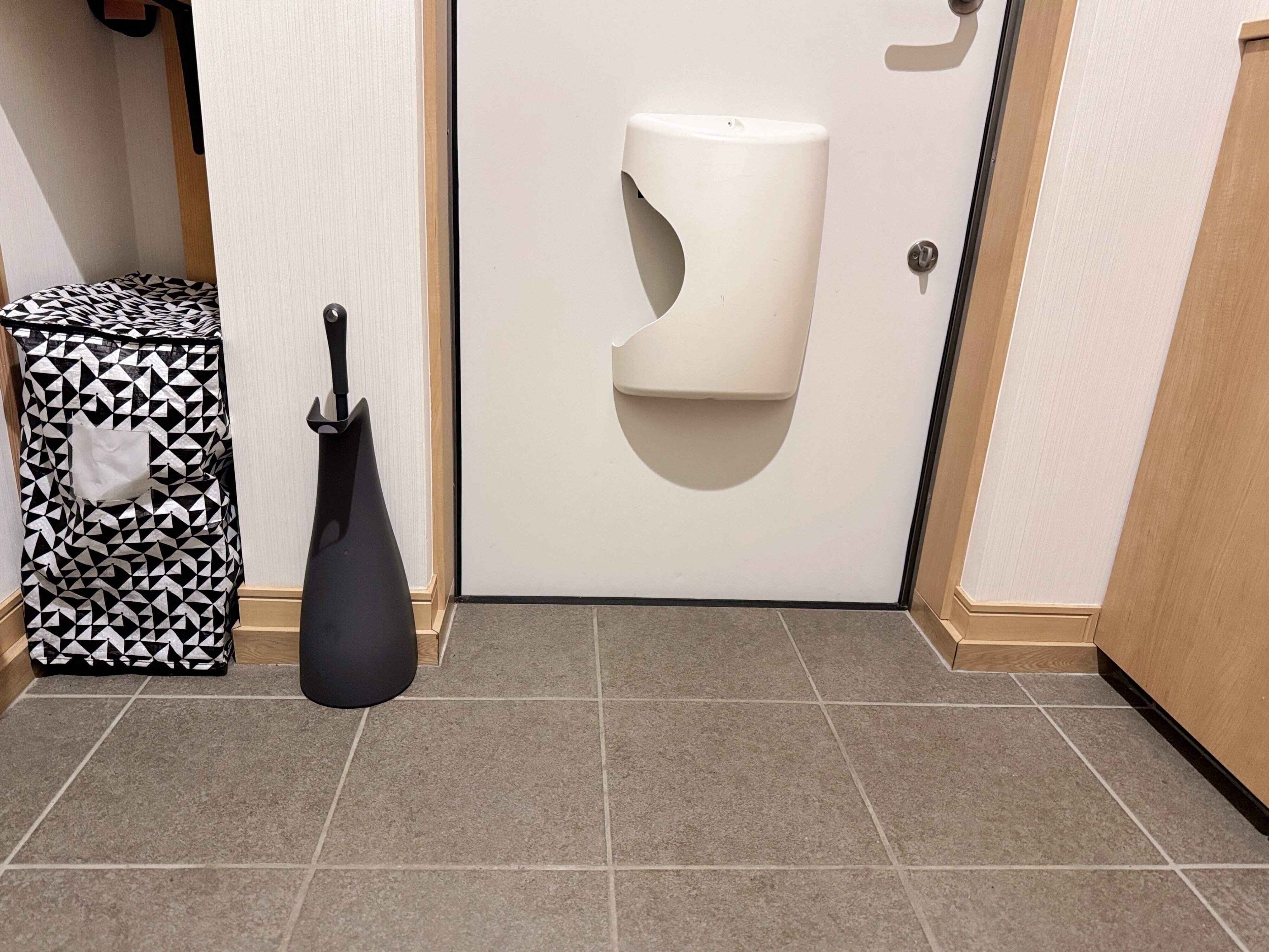 スリムだから狭い玄関にもすっきり置ける