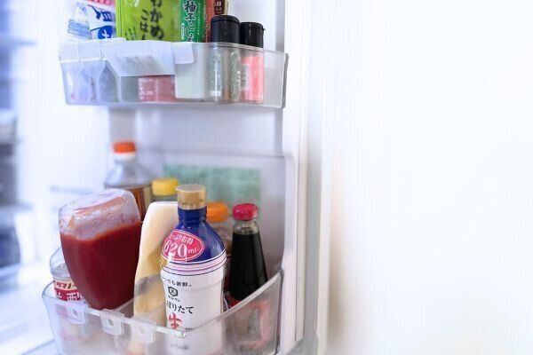 調味料などが並ぶ冷蔵庫内のドアポケット