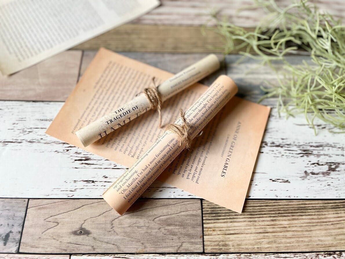 丸めて麻ヒモで留めたインテリアペーパー