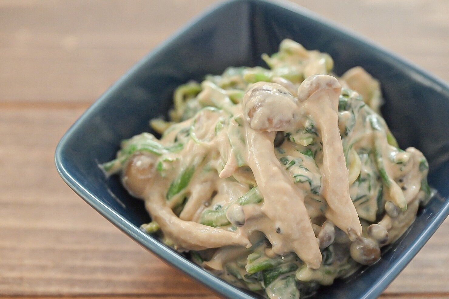 青い皿に盛られたほうれん草の白和え