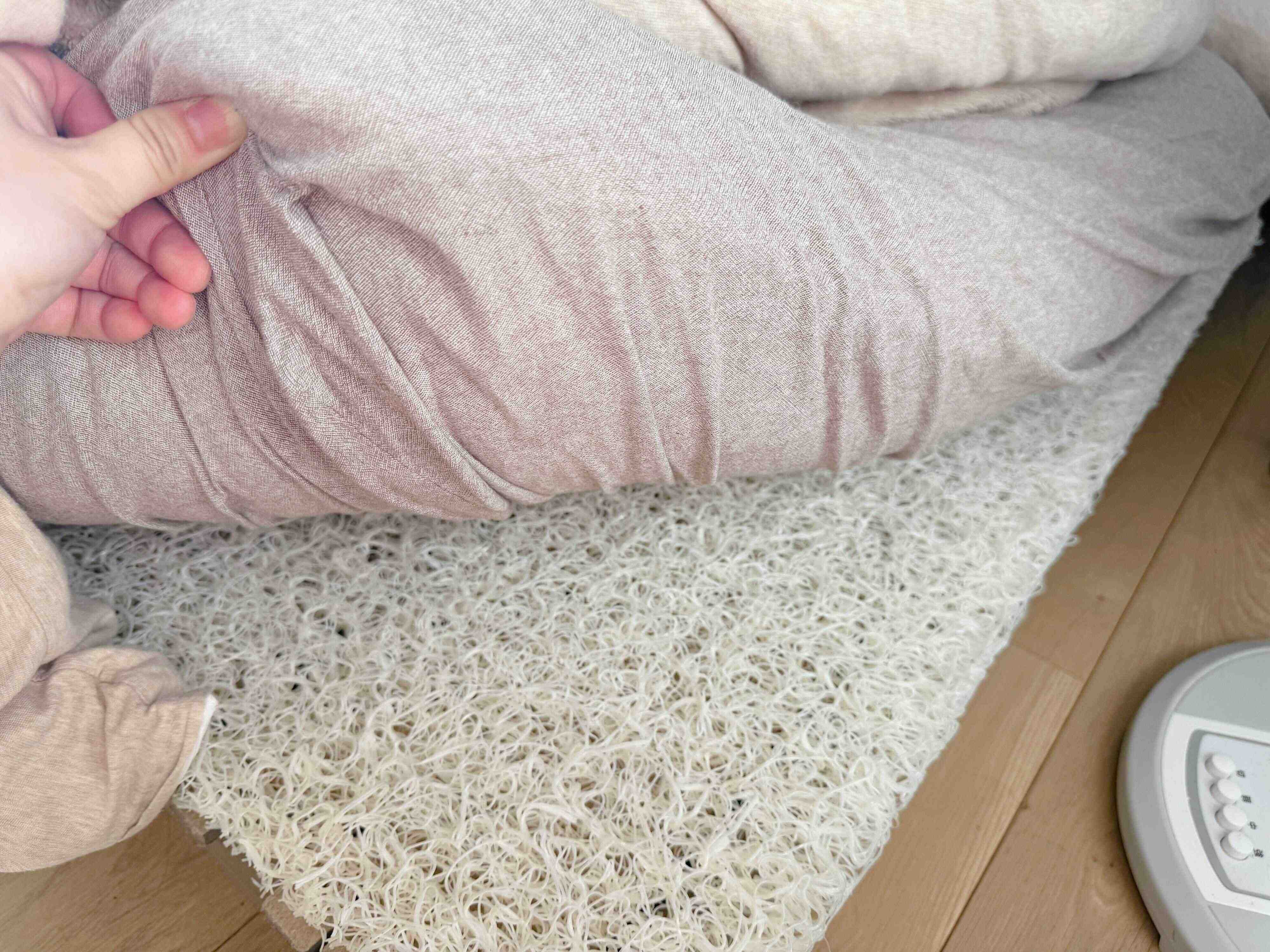 1．普段使いの敷布団にマットレスを積み重ねてベッド風にする