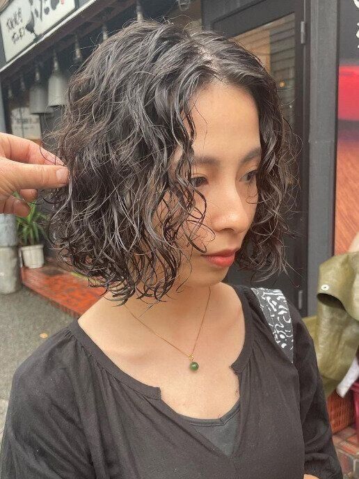 カッコ良く決まる！スパイラルパーマをかけたボブ