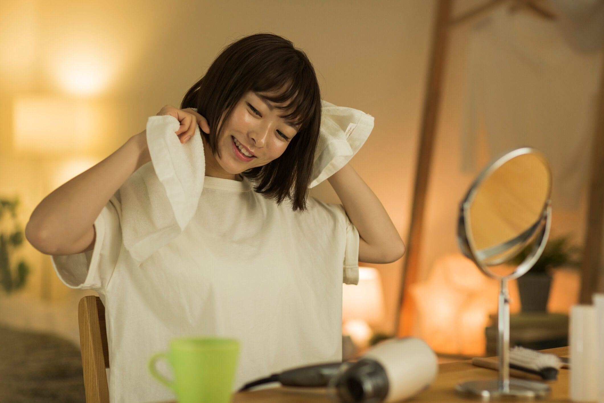 自宅で過ごす若い女性