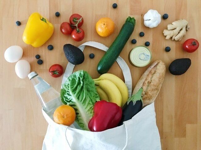 バックから溢れ出る食材