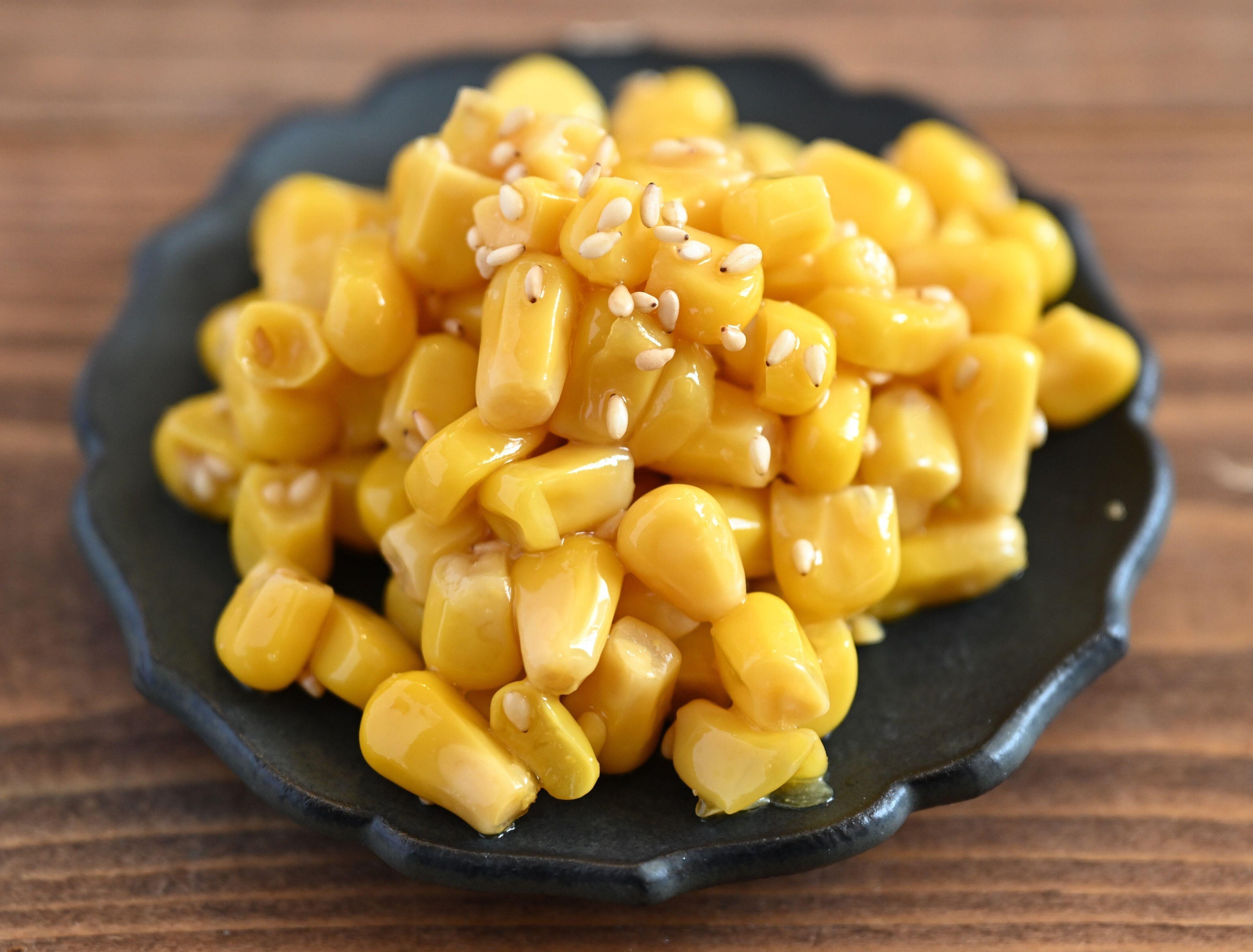 皿に盛られたコーン