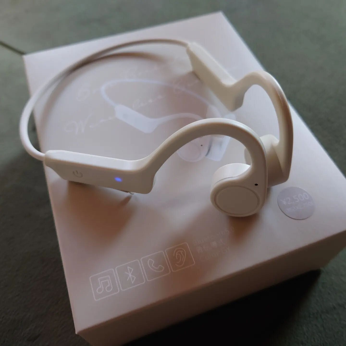 【3coins】ストレスなく快適！「骨伝導ワイヤレスイヤホン」