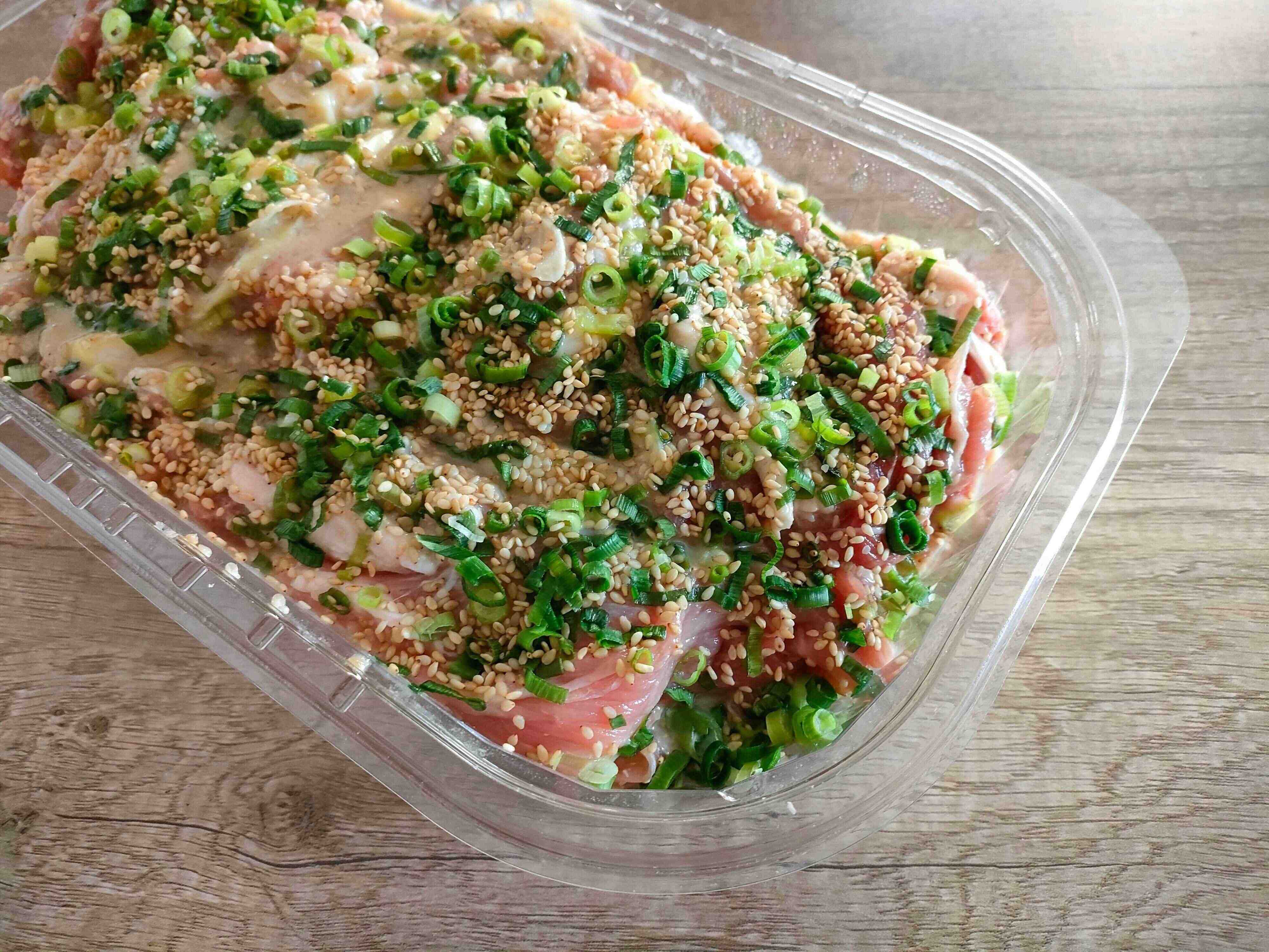 麦味噌ポークの中身は豚肉とネギがたくさん入っている