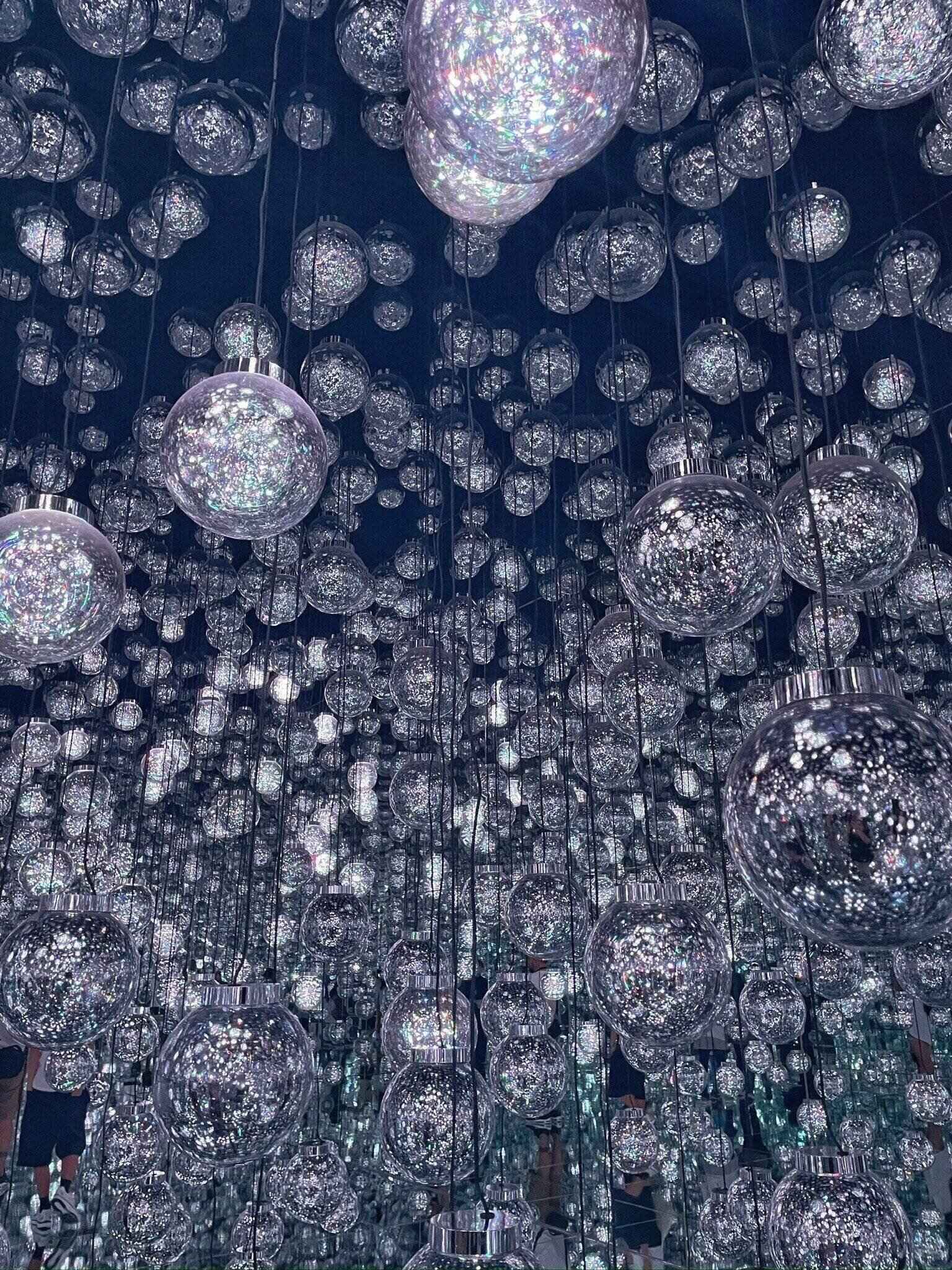 チームラボ《Bubble Universe: 光の球体結晶、ぷるんぷるんの光、環境が生む光 - ワンストローク》