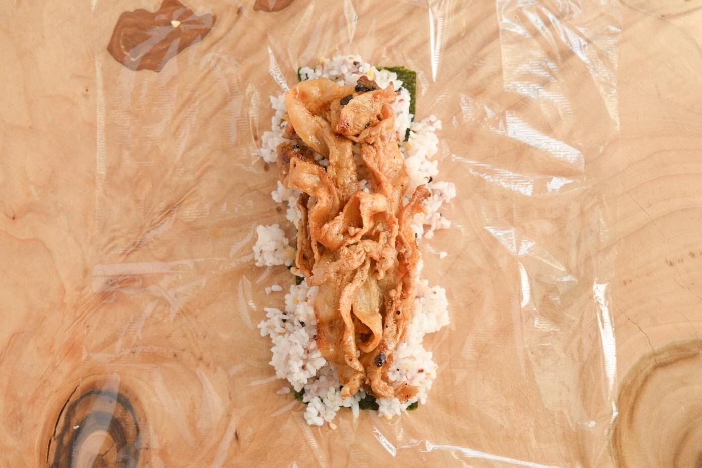 ご飯の上にのったサムギョプサル