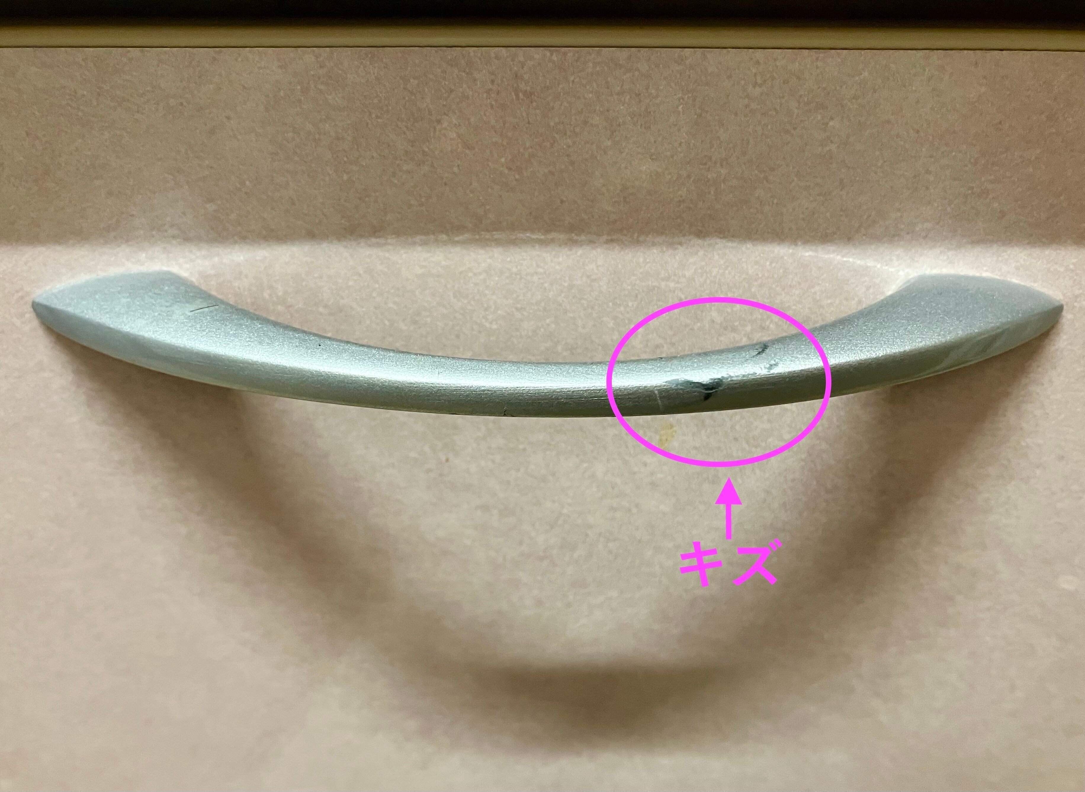 以前試したタオルハンガーで取っ手に傷が付いてしまいました