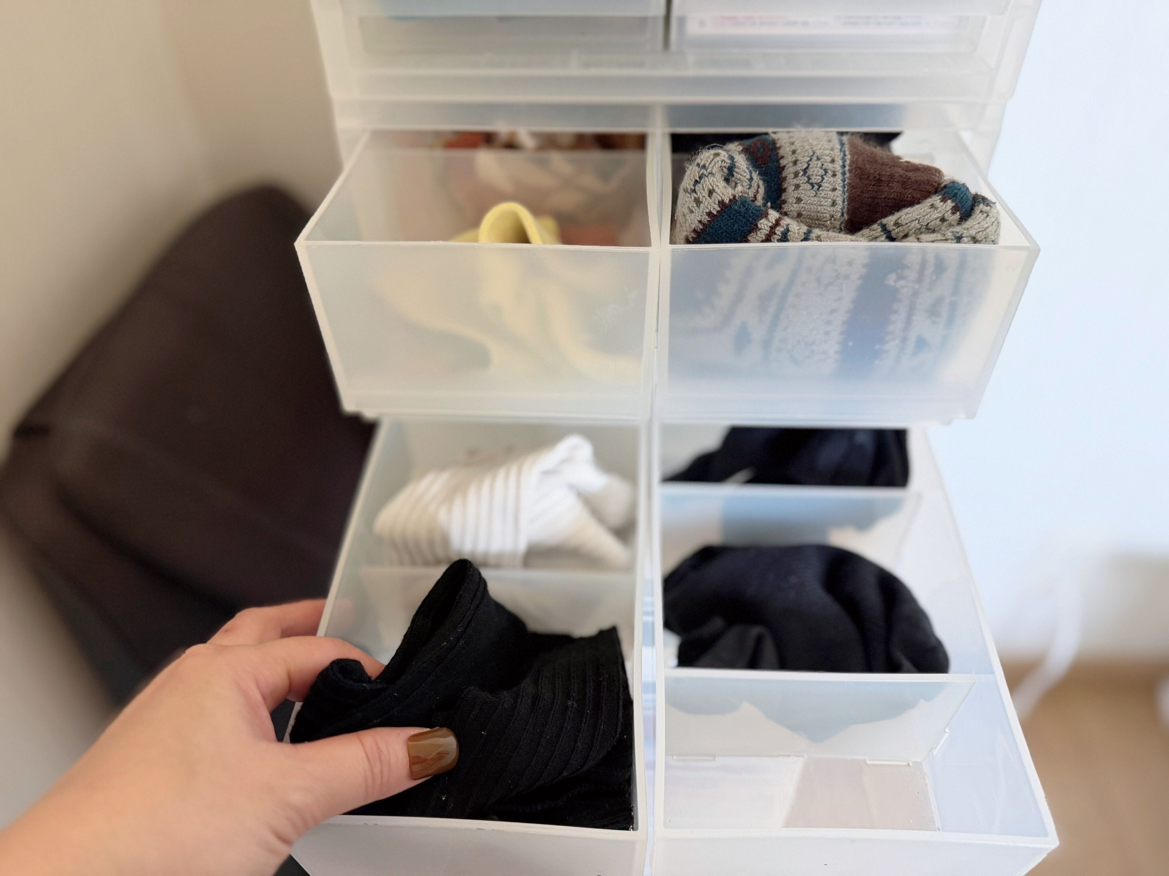 3．靴下は「仕切り付きボックス」にポイポイ入れる