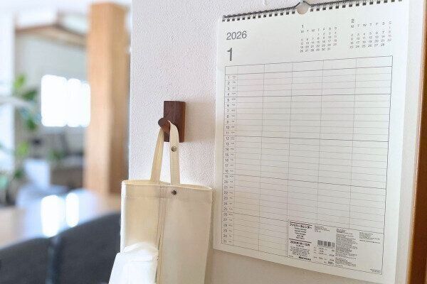 壁にかけたファミリーカレンダー（インテリアに馴染む様子）