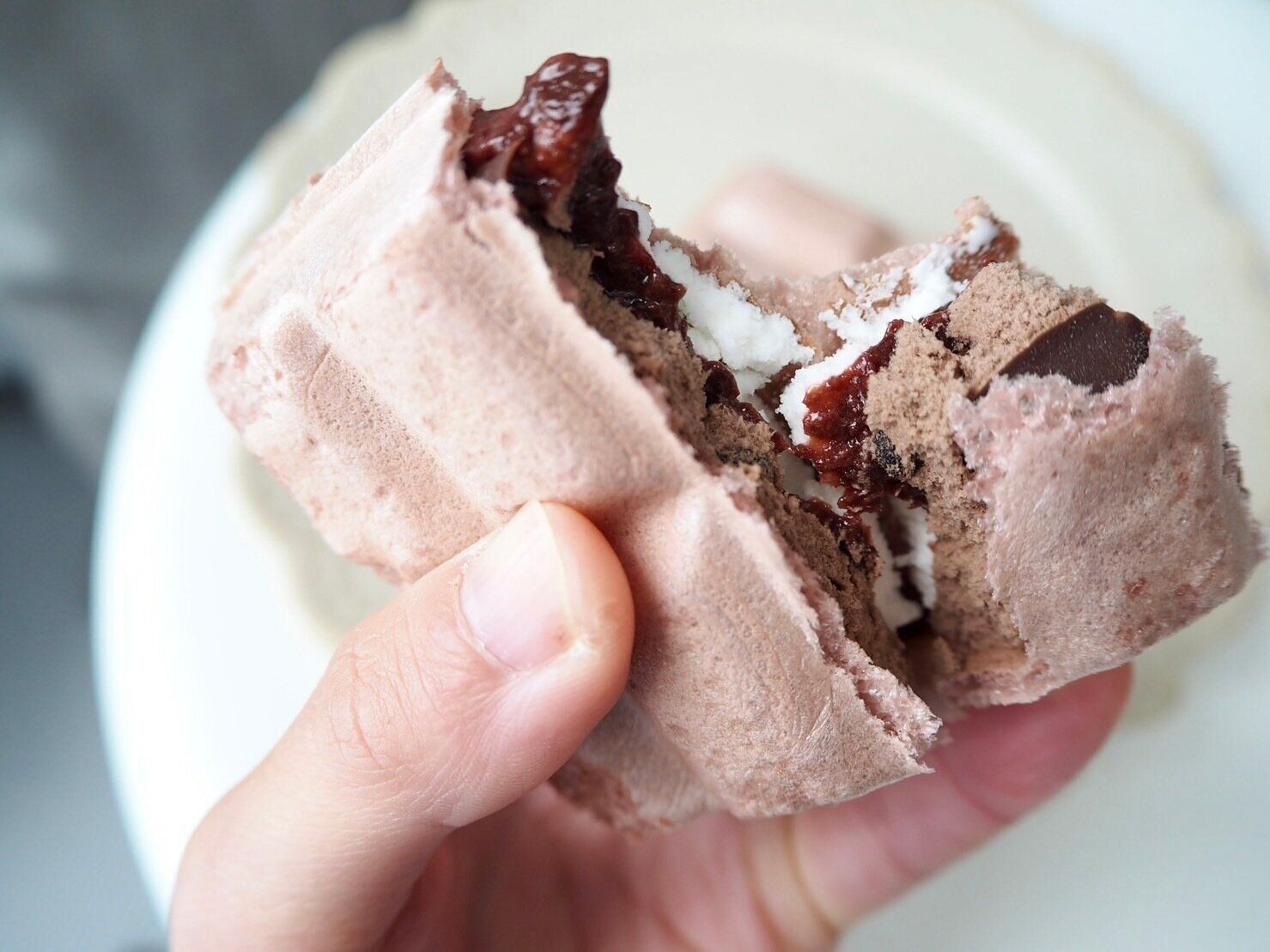 シャトレーゼ「DESSERTモナカ フォレノワ さくらんぼとチョコのケーキ」断面写真